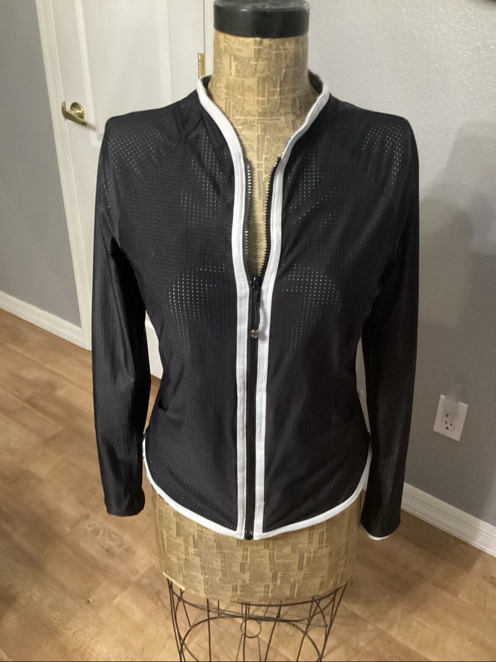 Lululemon Reversible - Black & White Zip Jacket - size 8/10